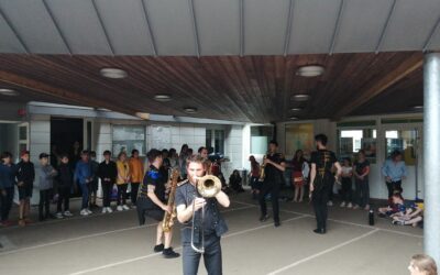 La fanfare Mouv’N Brass au collège avec la classe Batucada (CM2 de Lassay)